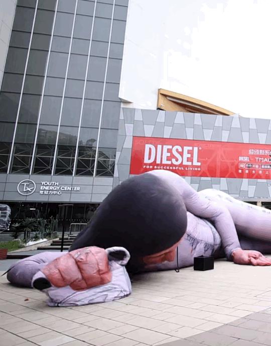 淮海路闪现“巨型充气人偶”！有人吓哭，有人被迷住！谁还没有看过TA？