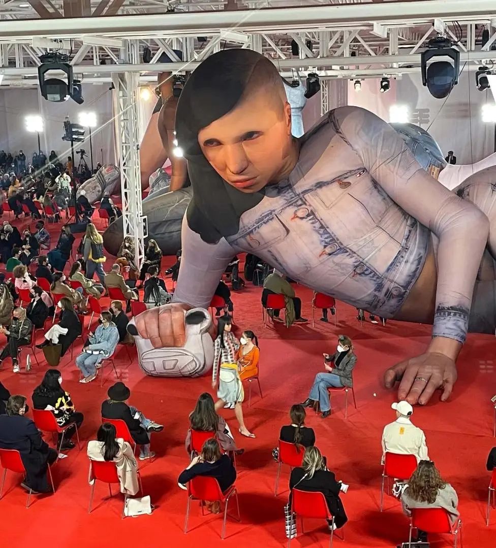 淮海路闪现“巨型充气人偶”！有人吓哭，有人被迷住！谁还没有看过TA？