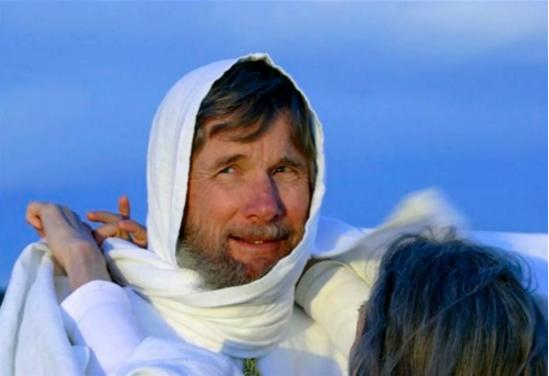 外媒起底一美国末日*教邪**:怂恿信徒自杀,*虐性**未成年少女