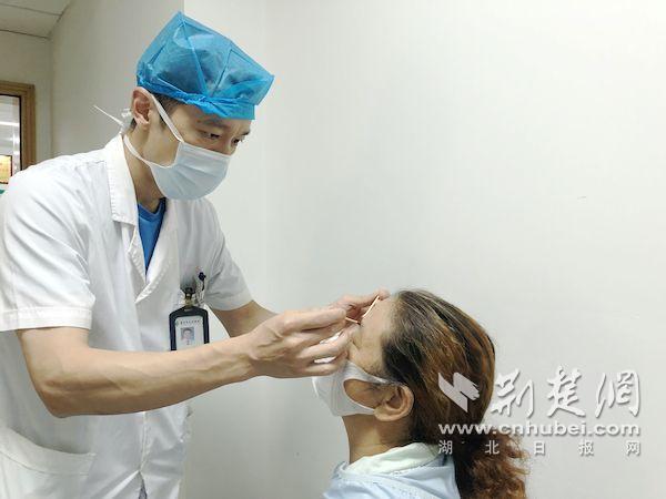 女子摔倒眼角直流血,女摔跤眼睛被打流血