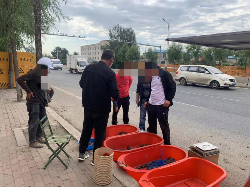 售卖河蟹,路边卖盘锦河蟹