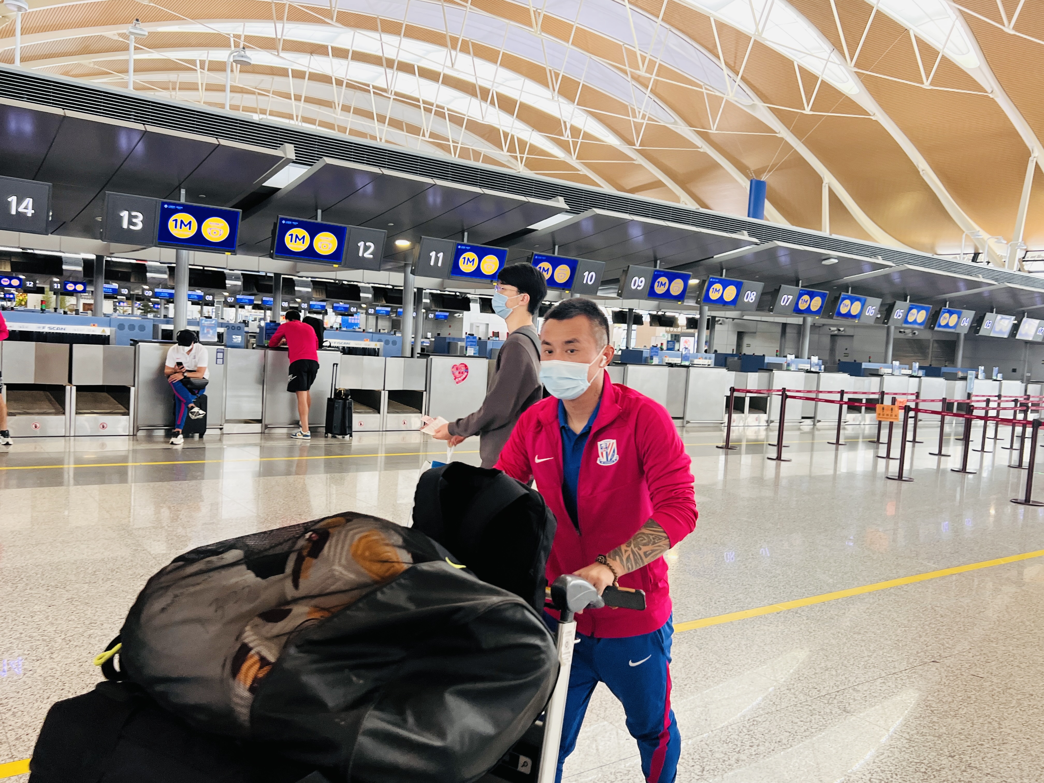 申花奔赴大连恢复“三点一线”，巴索戈等伤员全部出征