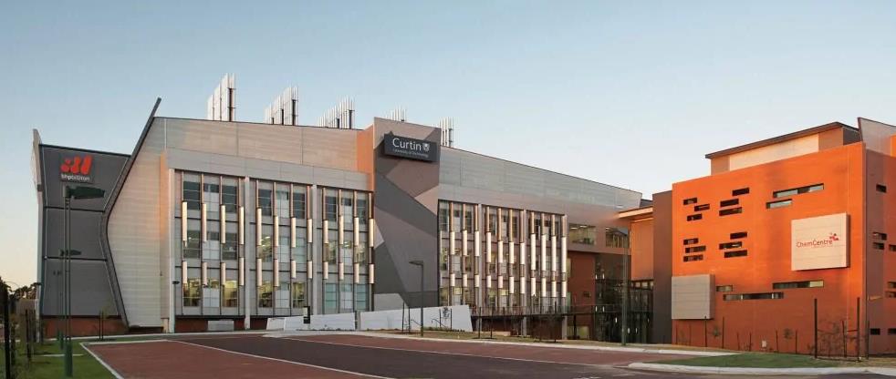 30岁出国重读本科：一家三口出国三年预算130万，有人刚来时许多夜晚哭着入睡，有人退伍后家里支持60万