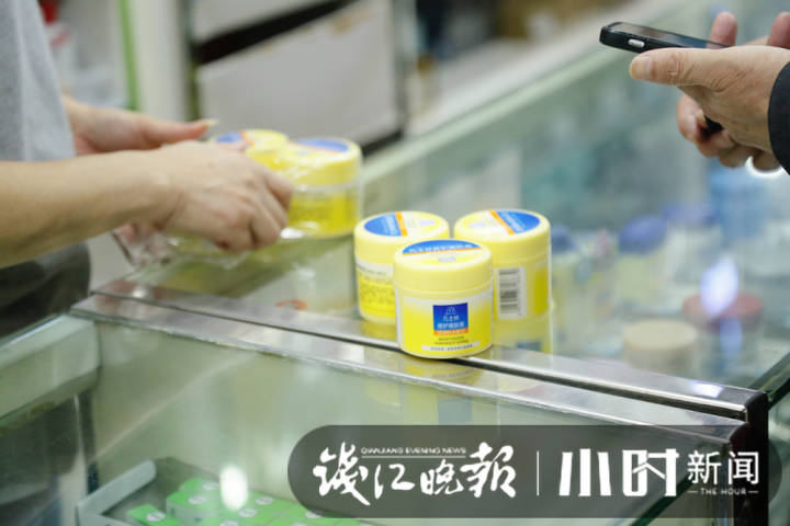 天一冷，这里就“热”，杭州老店豫丰祥过冬用品火了，意外是很多小年轻来光顾