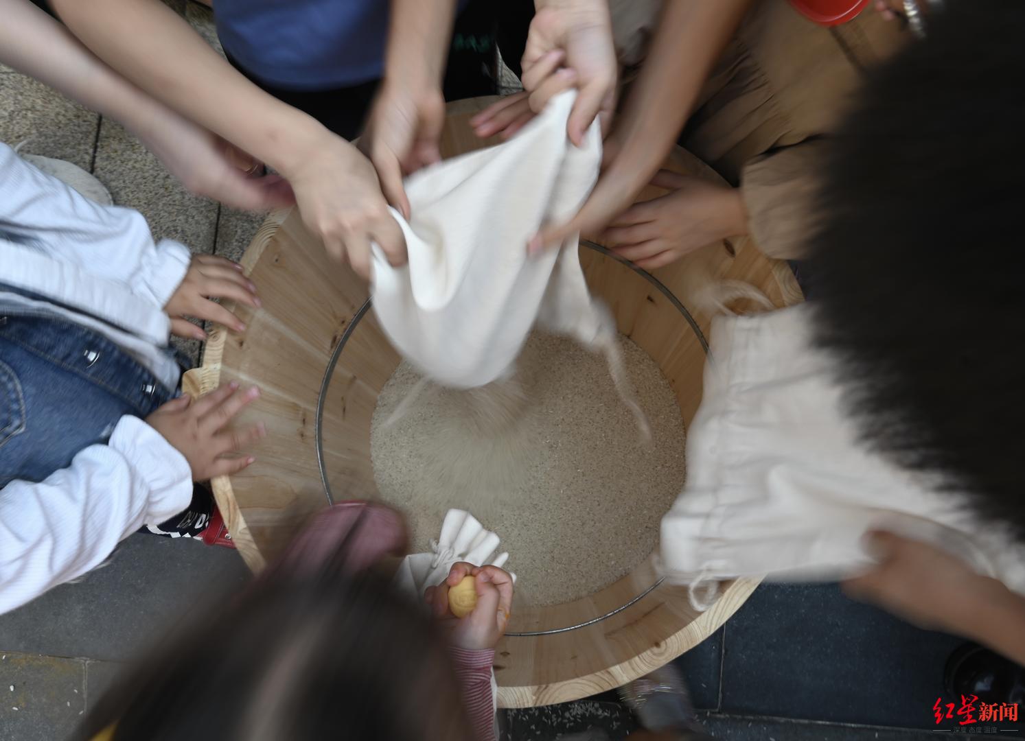 “你好邻居，我想要一勺米”，成都社区里的这勺米，打开邻里关系的千扇“门”