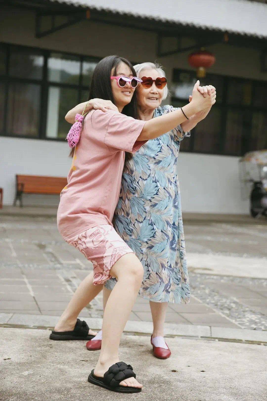 播客·社会人丨为老人办时装秀开演唱会，90后建“自己想住”的养老院