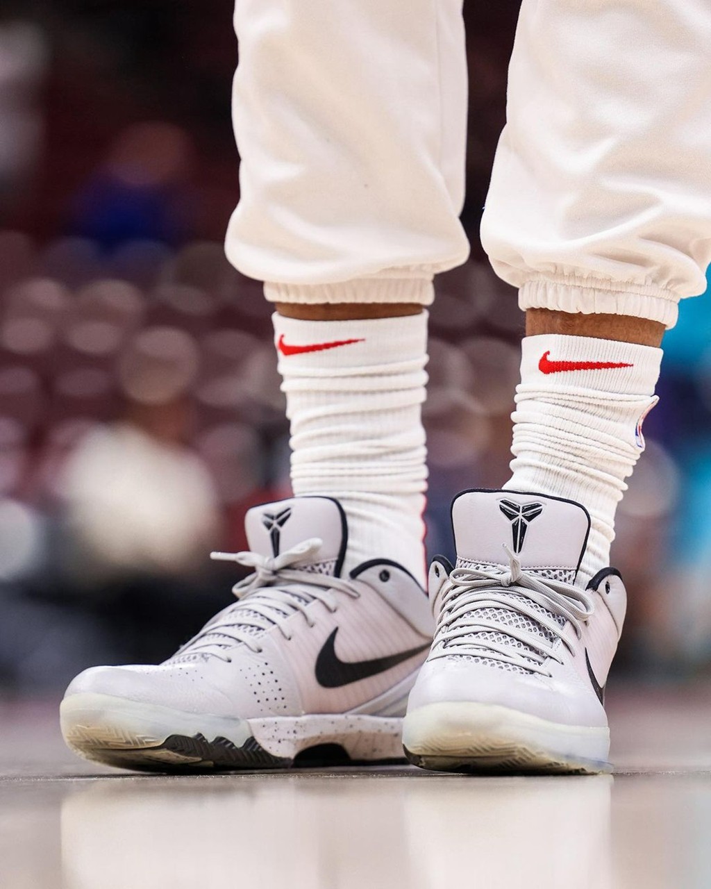 人傻了！尼克斯xKITH正式发布！两万观众一人送一件……