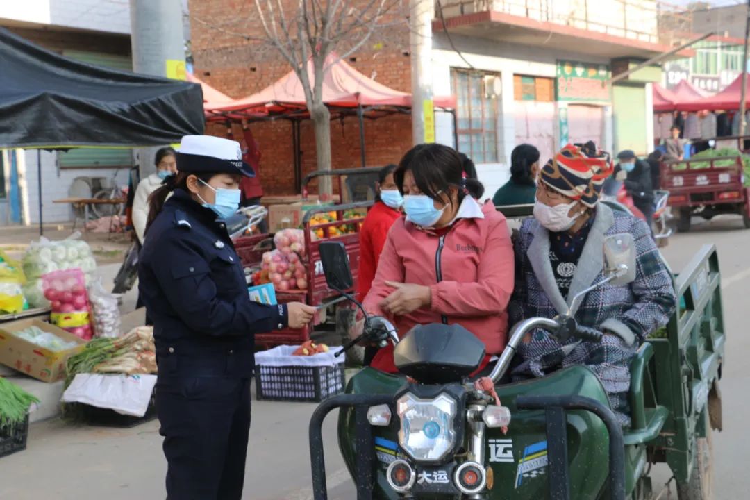 山阴交警进社区宣传交通安全,山亭交警进村入户宣传交通安全