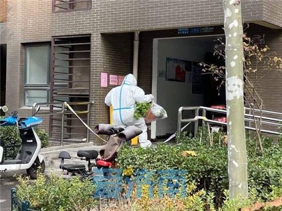 大白配送员,大白化身挑山工运送物资