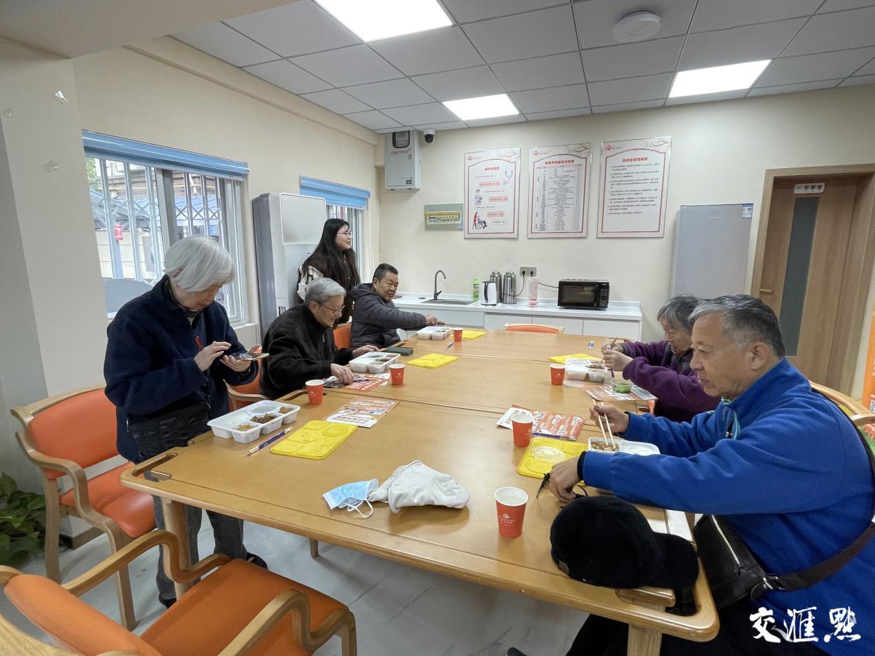 社区食堂老年人吃饭免费,社区老年食堂晚餐食谱