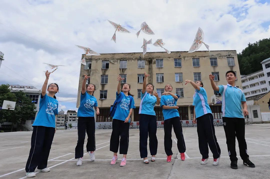 撑起乡村教育的希望,一支粉笔撑起一片蓝天