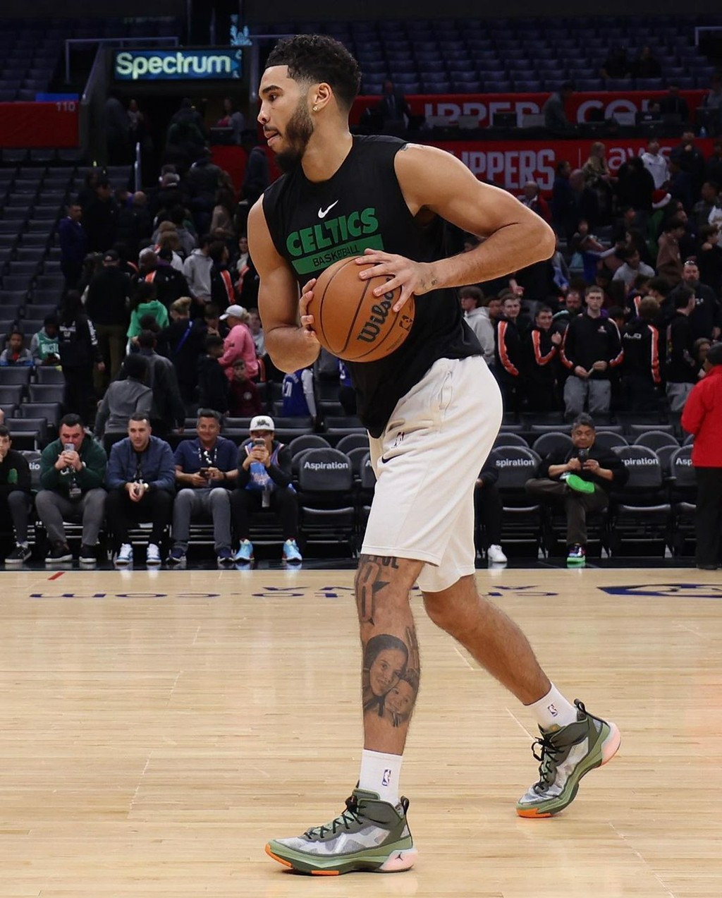 塔克最新上脚比赛球鞋,塔克上脚kobe3