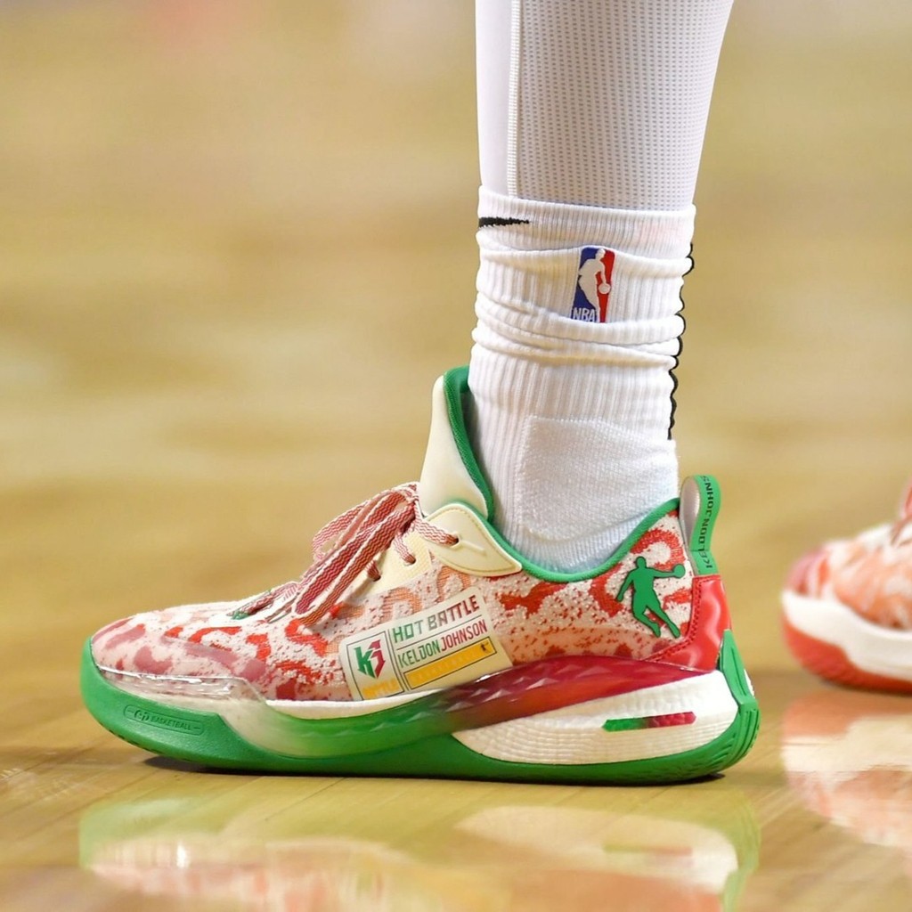 塔克最新上脚比赛球鞋,塔克上脚kobe3