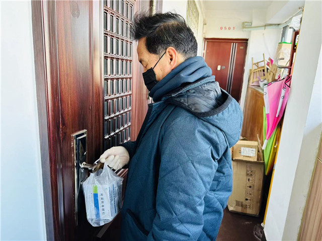 免费“代购”药品，设共享药品架，他们互帮互助暖人心