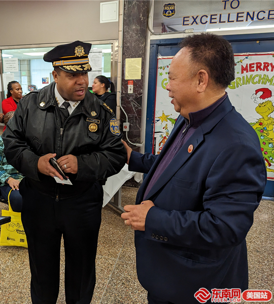 美国大费城华人餐馆协会向当地社区赠送圣诞礼物