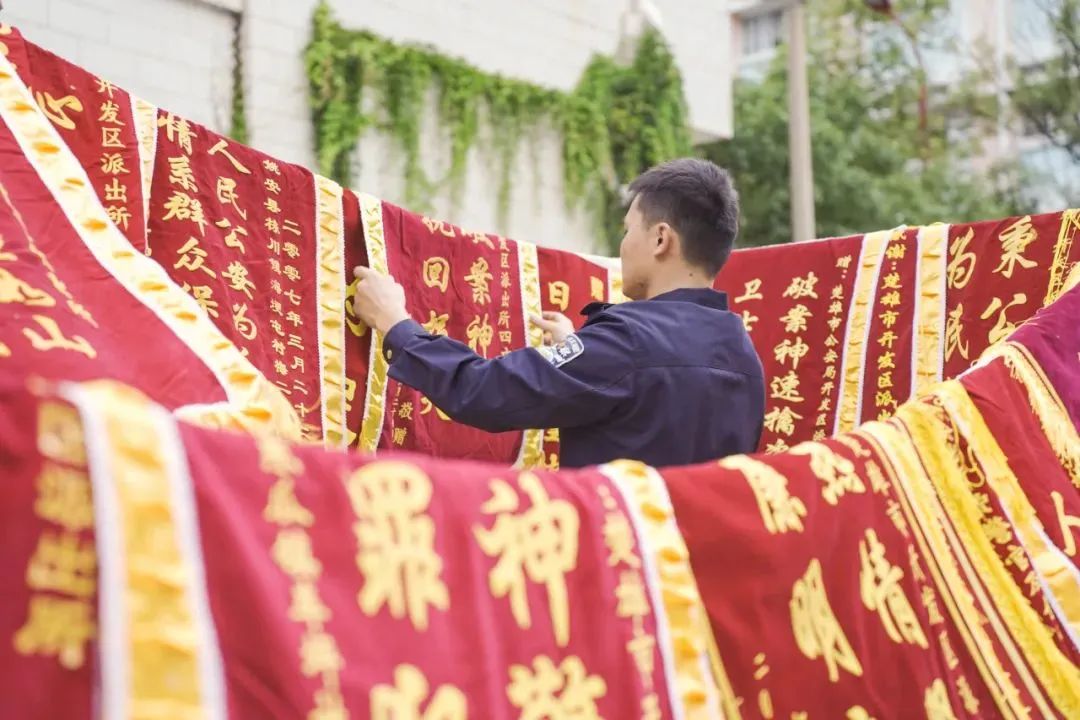 今天是第三个“中国人民警察节”，致敬！