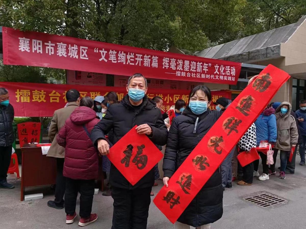 喜迎新春年味浓挥毫泼墨送春联,新时代文明实践新春送春联活动