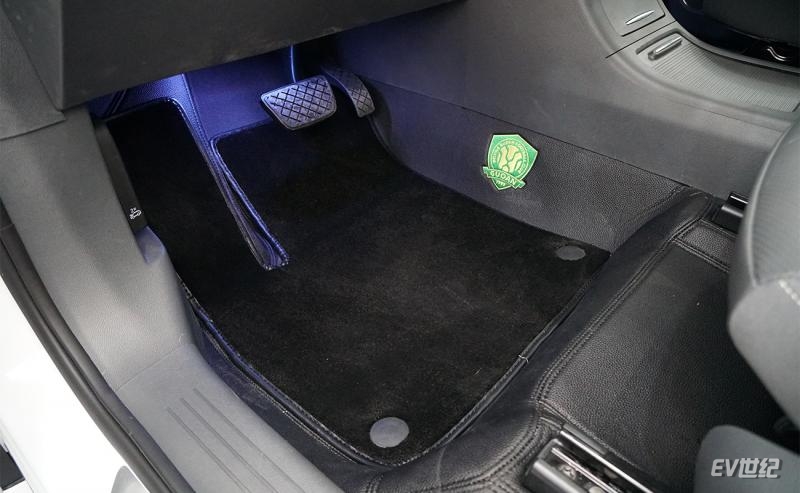 性能不变但细节拉满到店体验极狐阿尔法T国安版车型