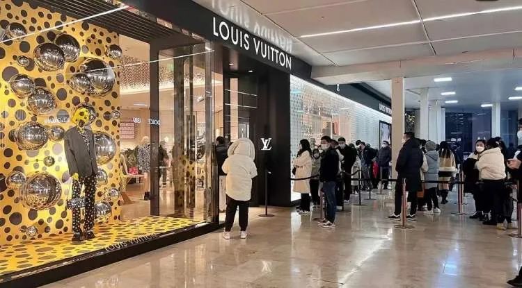 涨价的奢侈品,大排长龙奢侈品