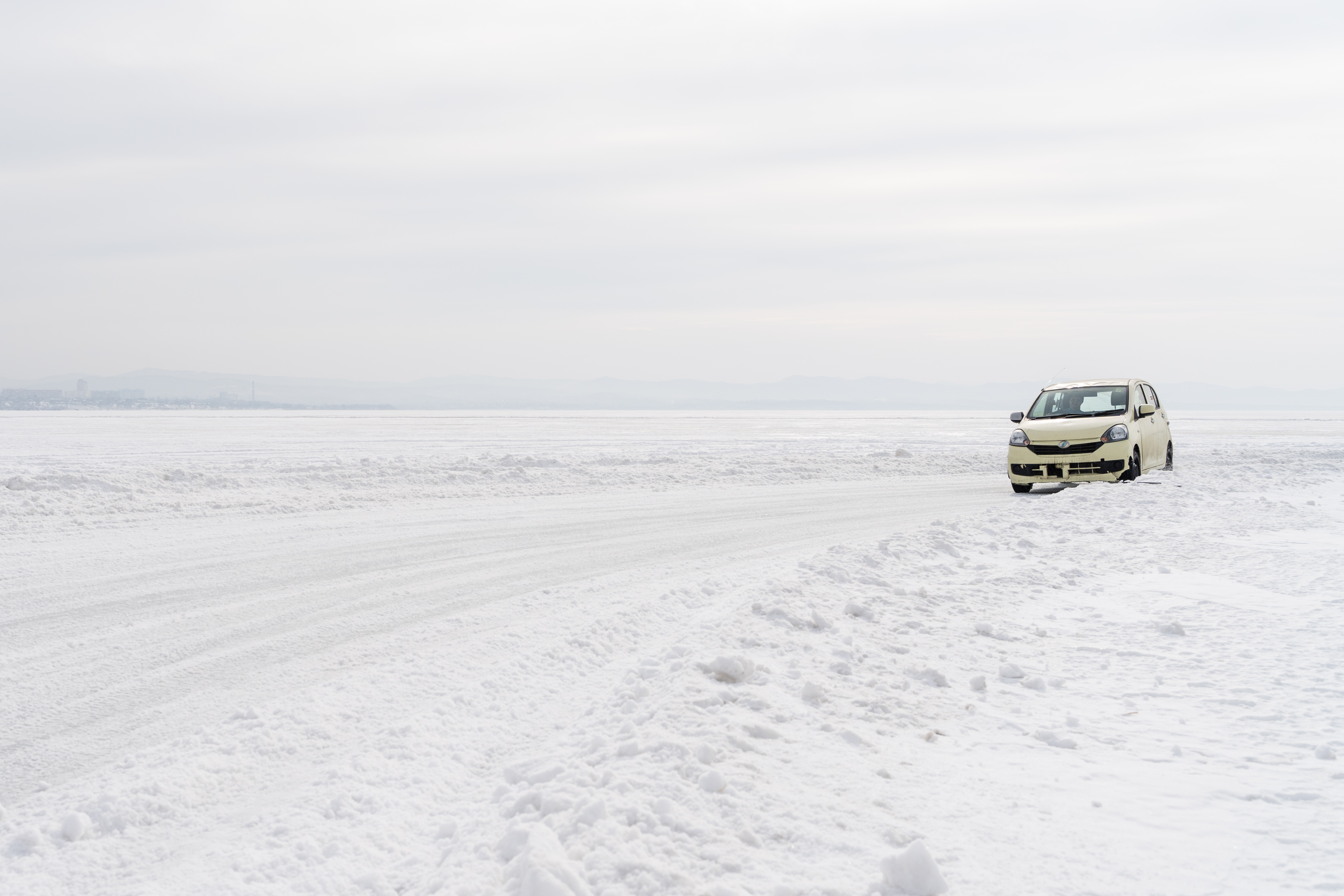 (体育)赛车——符拉迪沃斯托克举行冰雪汽车拉力赛