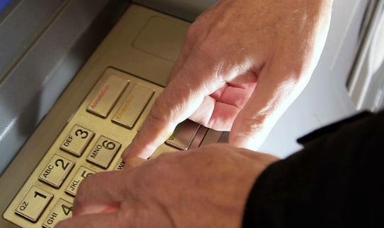 银行卡在什么情况下会被atm机吞掉,异常的银行卡会被atm吞卡吗