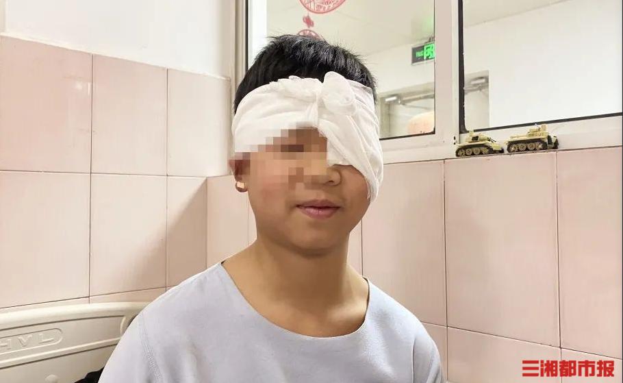 孩子被同学用铅笔戳伤眼皮怎么办,眼睛被钢筋戳到视力受损怎么办