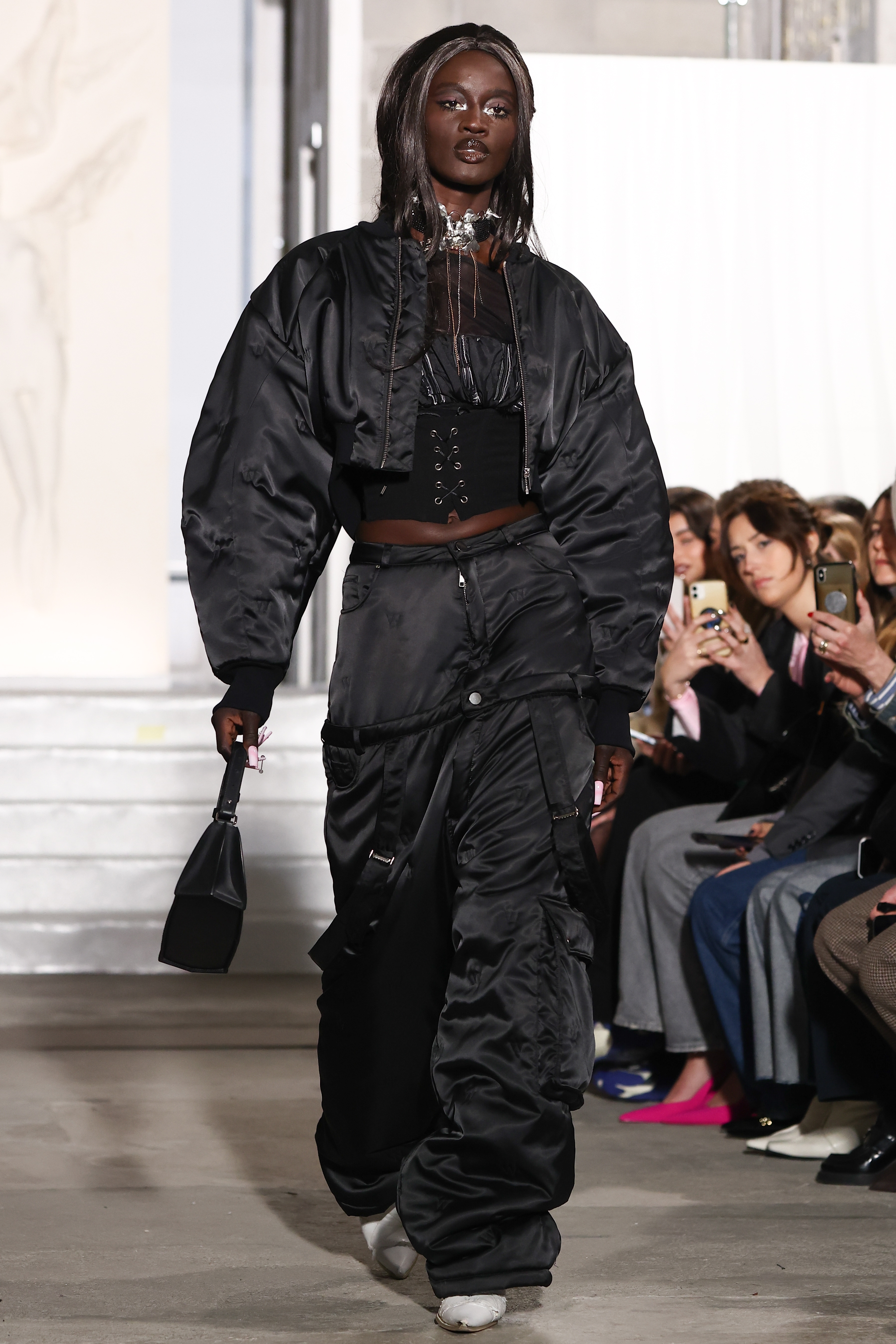 巴黎时装周2020年秋冬水中走秀,伦敦时装周2023春夏时装秀