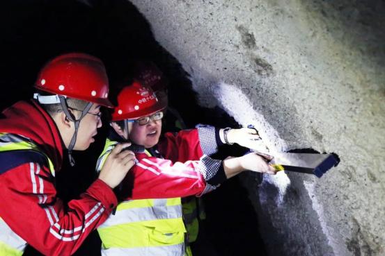 扎根电网施工一线爱岗敬业,班组天地杂志封面