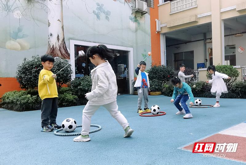 足球创意体育游戏,团队足球游戏幼儿园玩法