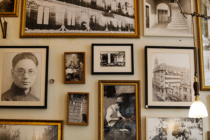 上海南京路旁的百年申报馆，开了一家报纸主题咖啡馆