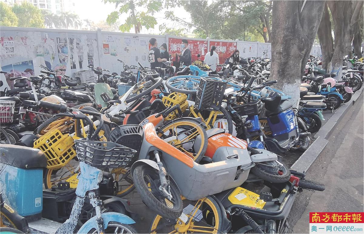 共享电单车乱停放,共享电单车引导管控的缺位