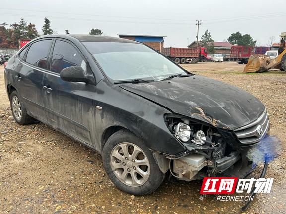 男子无证醉驾撞上大巴后逃逸被抓,男子无证驾驶横冲直撞被警察发现