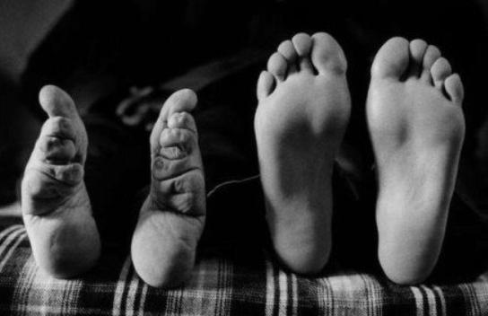 网售三寸金莲缠足袜引发舆论批评,童婴店售三寸金莲袜网友震怒