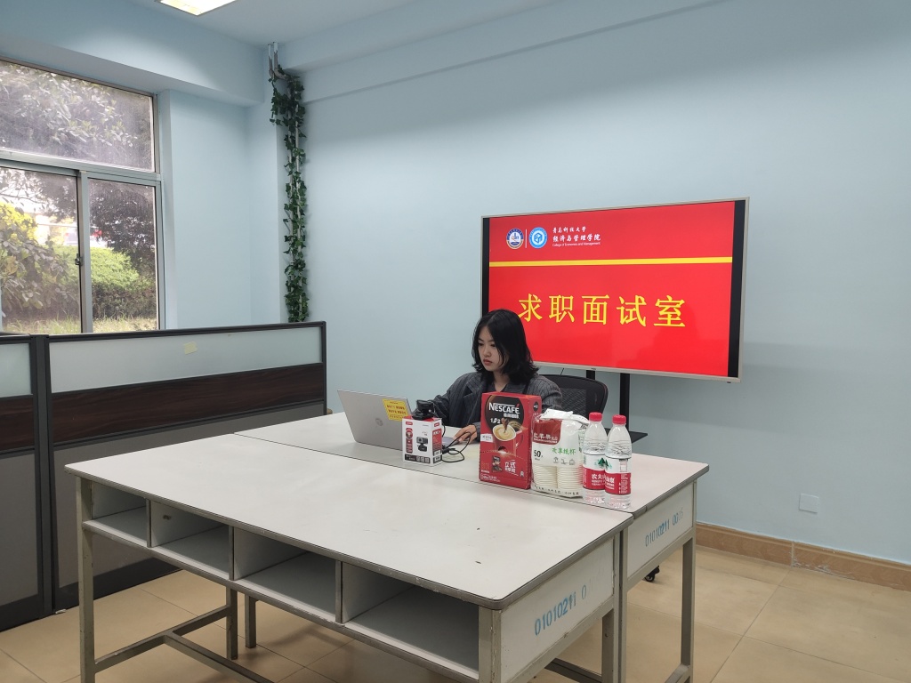 探访高校共享面试间!小程序预约、自助使用,解决大学生线上面试空间难题