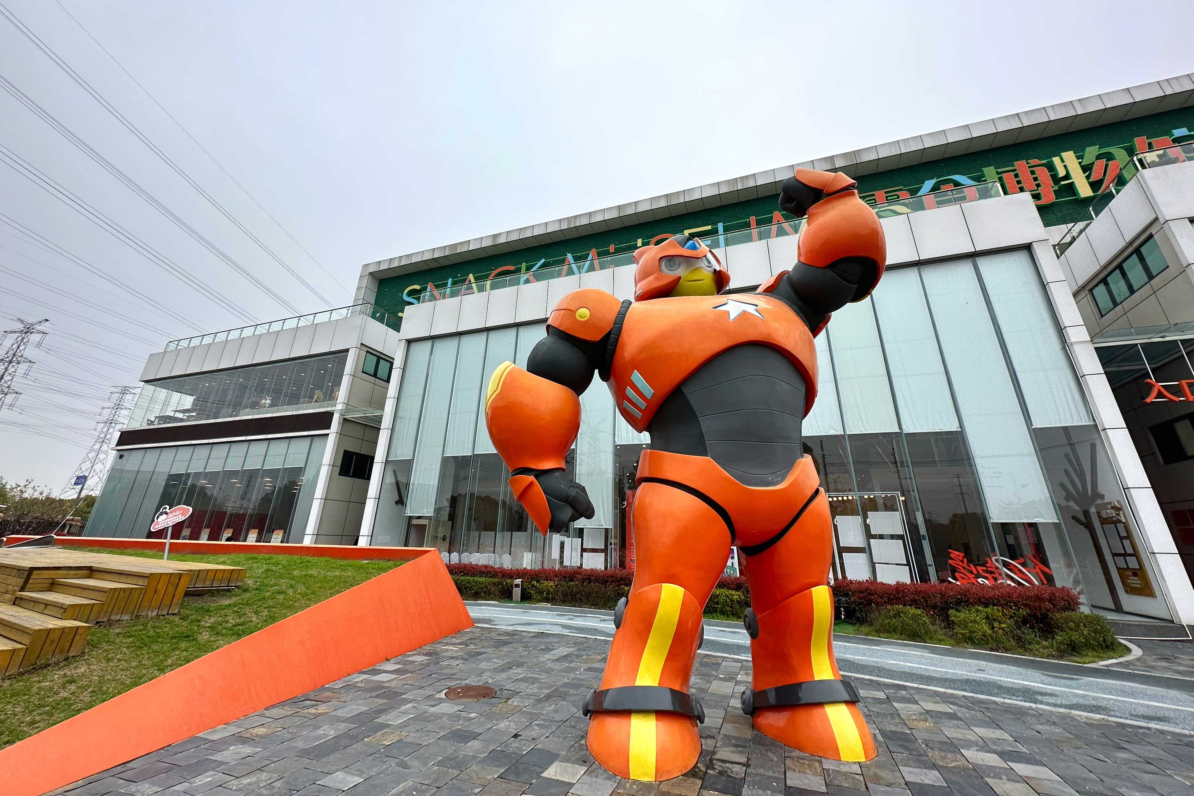 走企业看发展丨千种零食，如何跨越山海与你相逢？上海来伊份股份有限公司里的“零食诞生记”