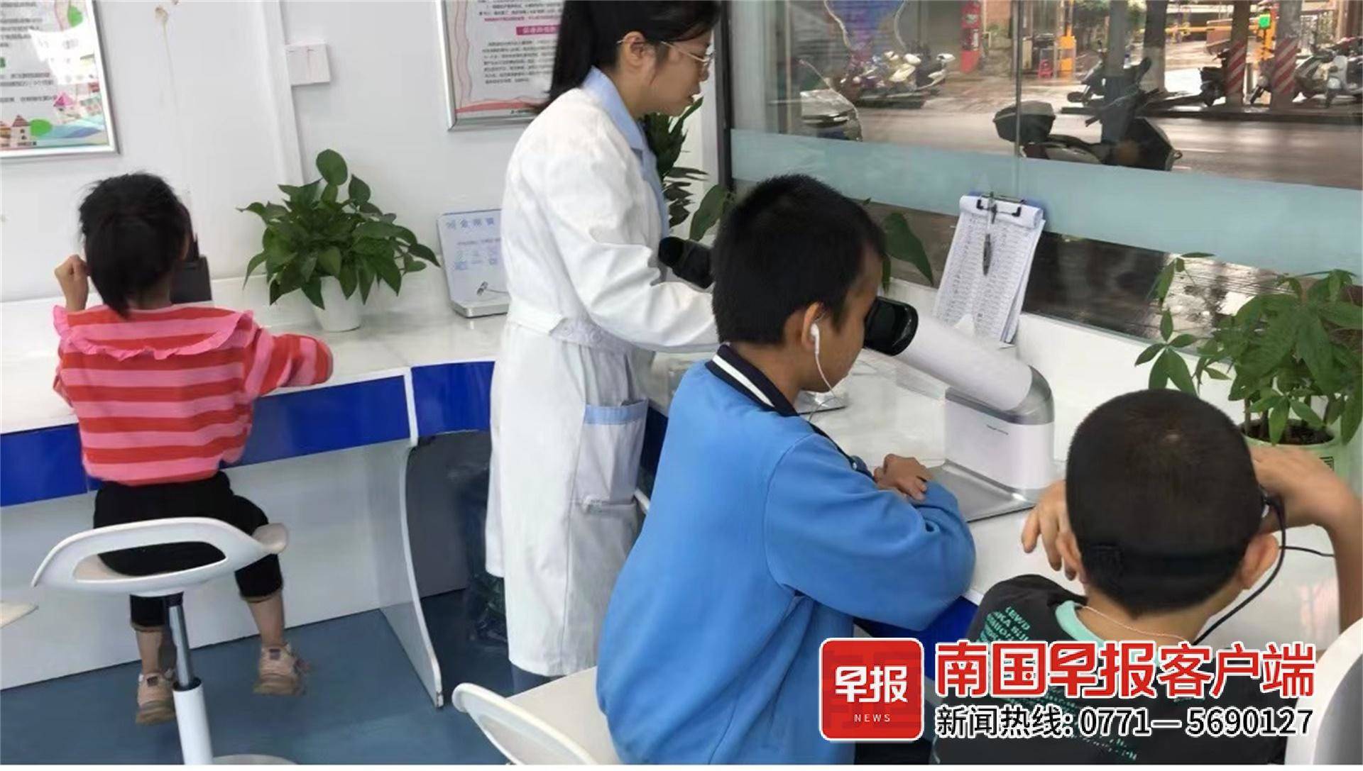 眼镜店在学生视力档案表植入广告，还让学校引导到店复查？教育局回应家长质疑