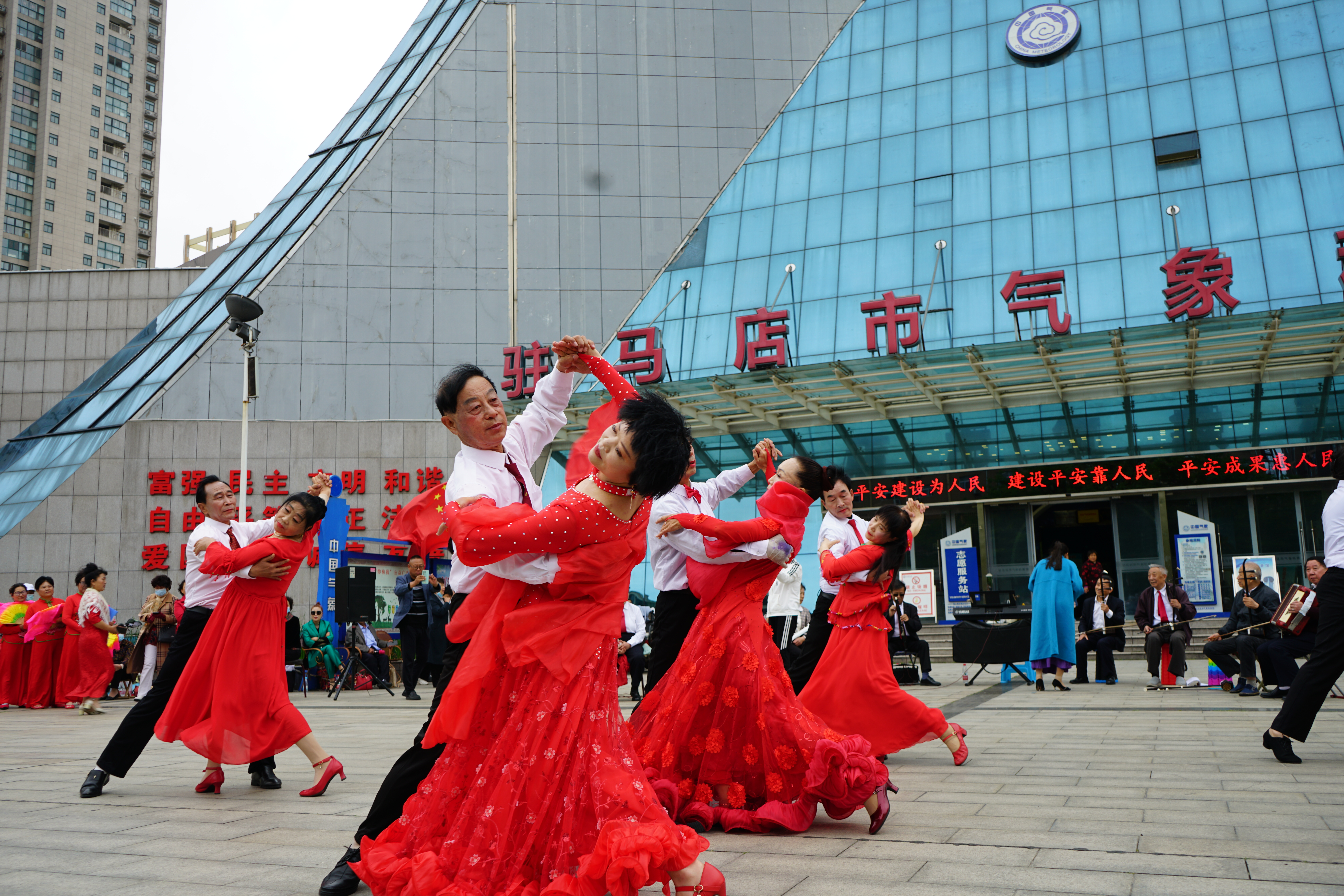 驻马店市公共关系协会公关礼仪艺术团举办首届庆“五一”文艺演出