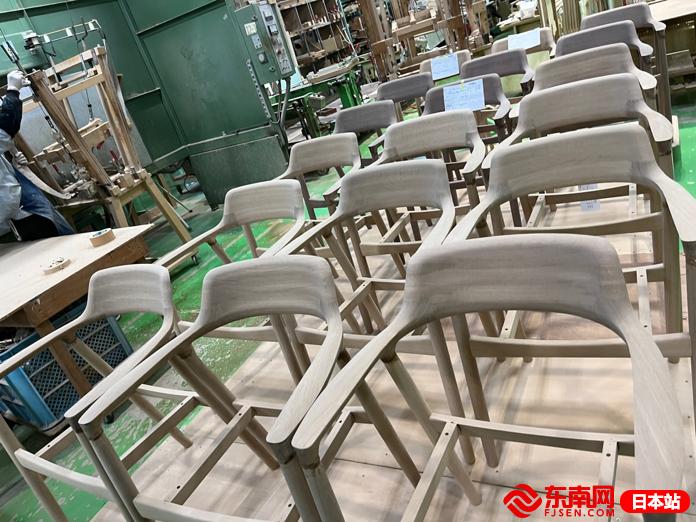 日本广岛的复兴精神：仍在行走的原爆电车与创造经典的曲木工厂