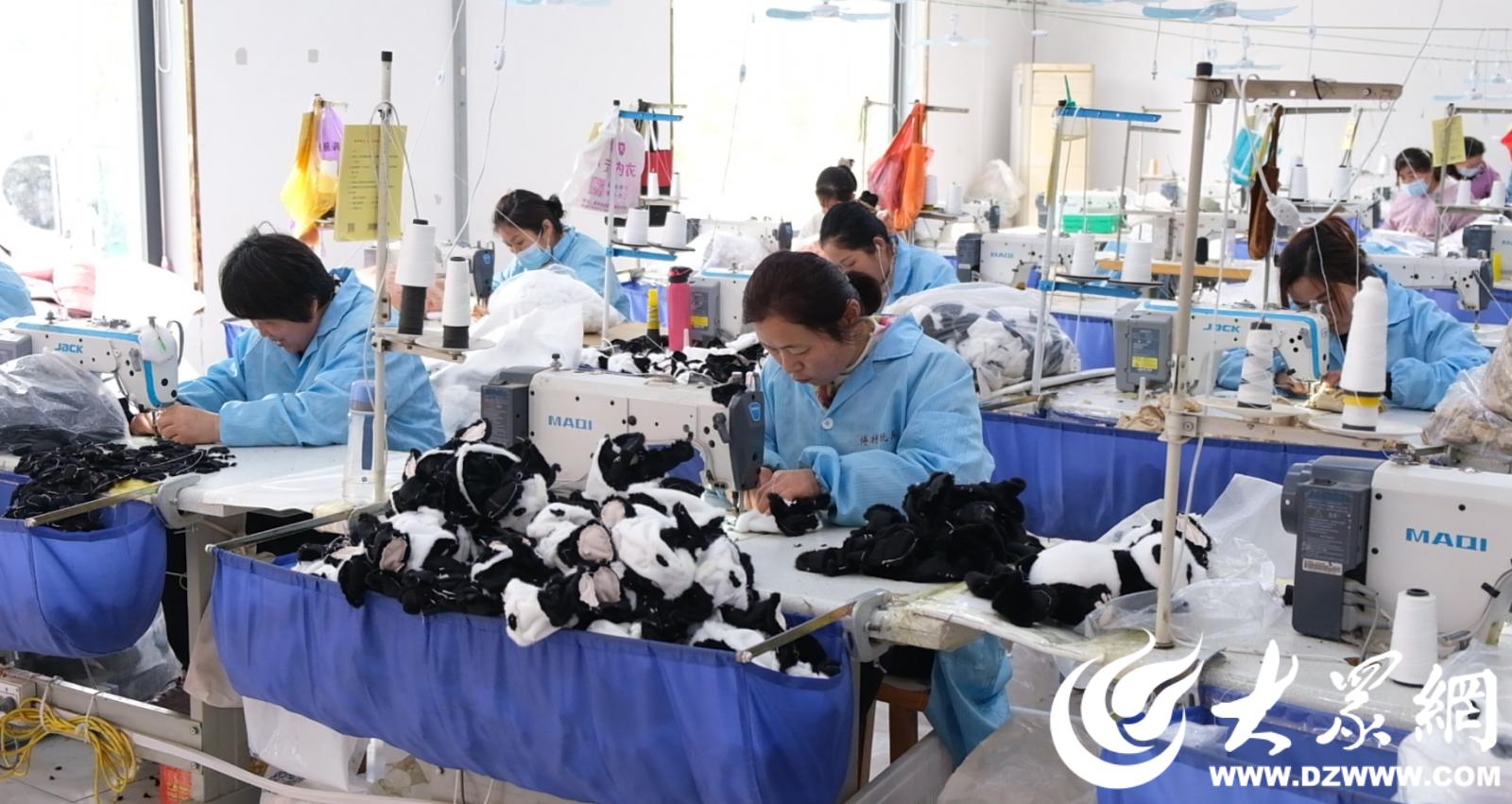 小玩具带动乡村振兴致富路梁山县黑虎庙镇玩具工艺品制作吸收闲余劳动力就业