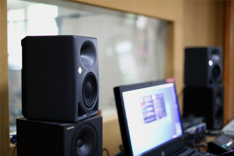 6.5寸德系高品质近场监听的新标杆——Neumann诺音曼KH150监听音箱试听和简评