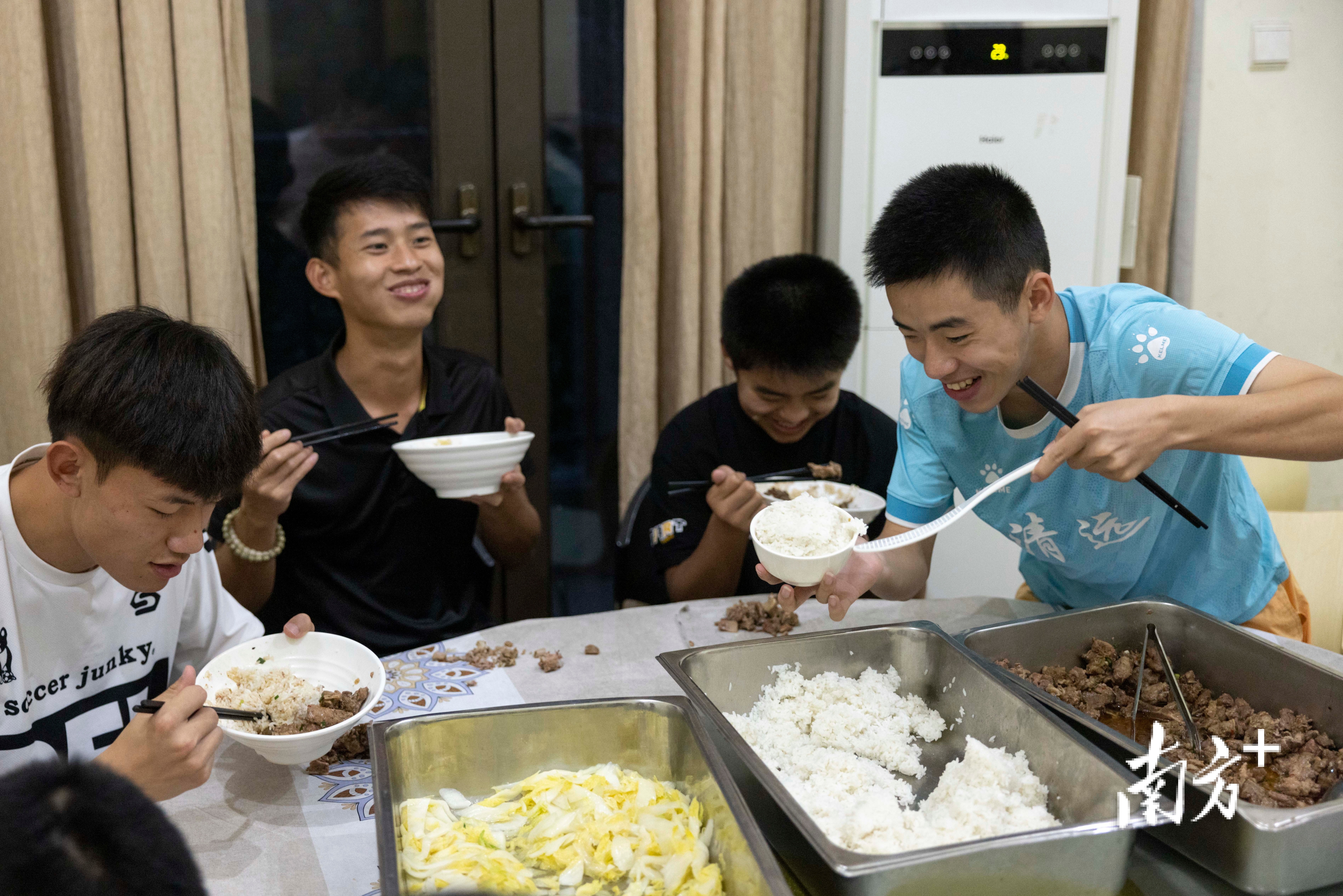 看不见的绿茵场上，听风驰骋踢向“光明”｜视界