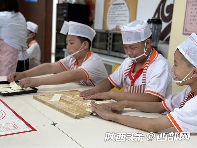 让劳动教育更贴近学生的真实生活,让劳动教育融入日常生活