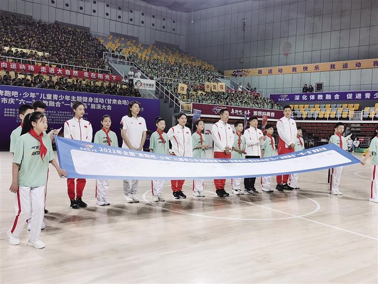 奥运冠军与阳光少年,奥运冠军小学生拔河比赛