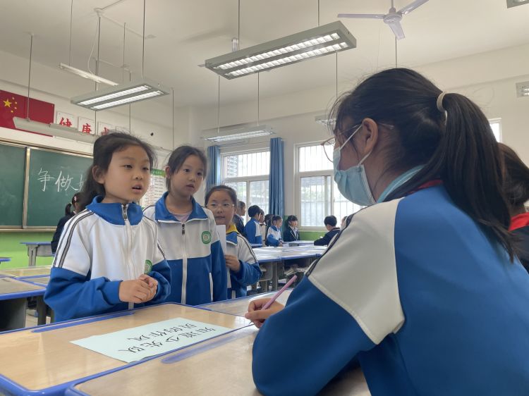 骊山小学2016年新队员入队仪式,水寨镇中心小学新队员入队仪式