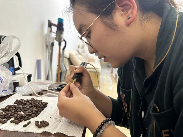 开屏观察｜主打“时尚”and“环保”！咖啡豆手串成年轻人“新宠”