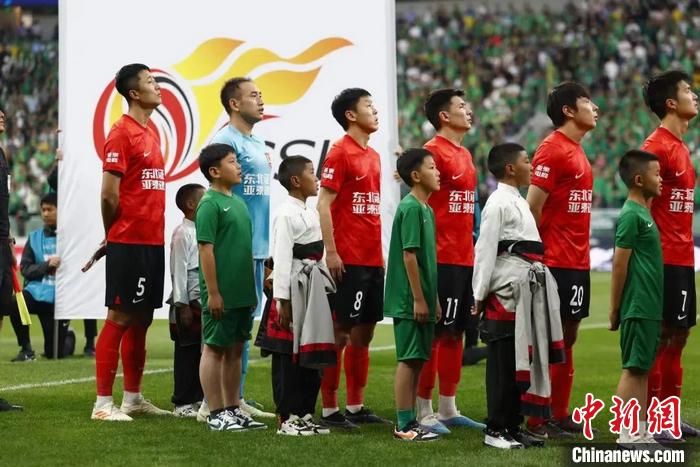 “新工体”首次!中超球员牵手藏族球童出场开赛