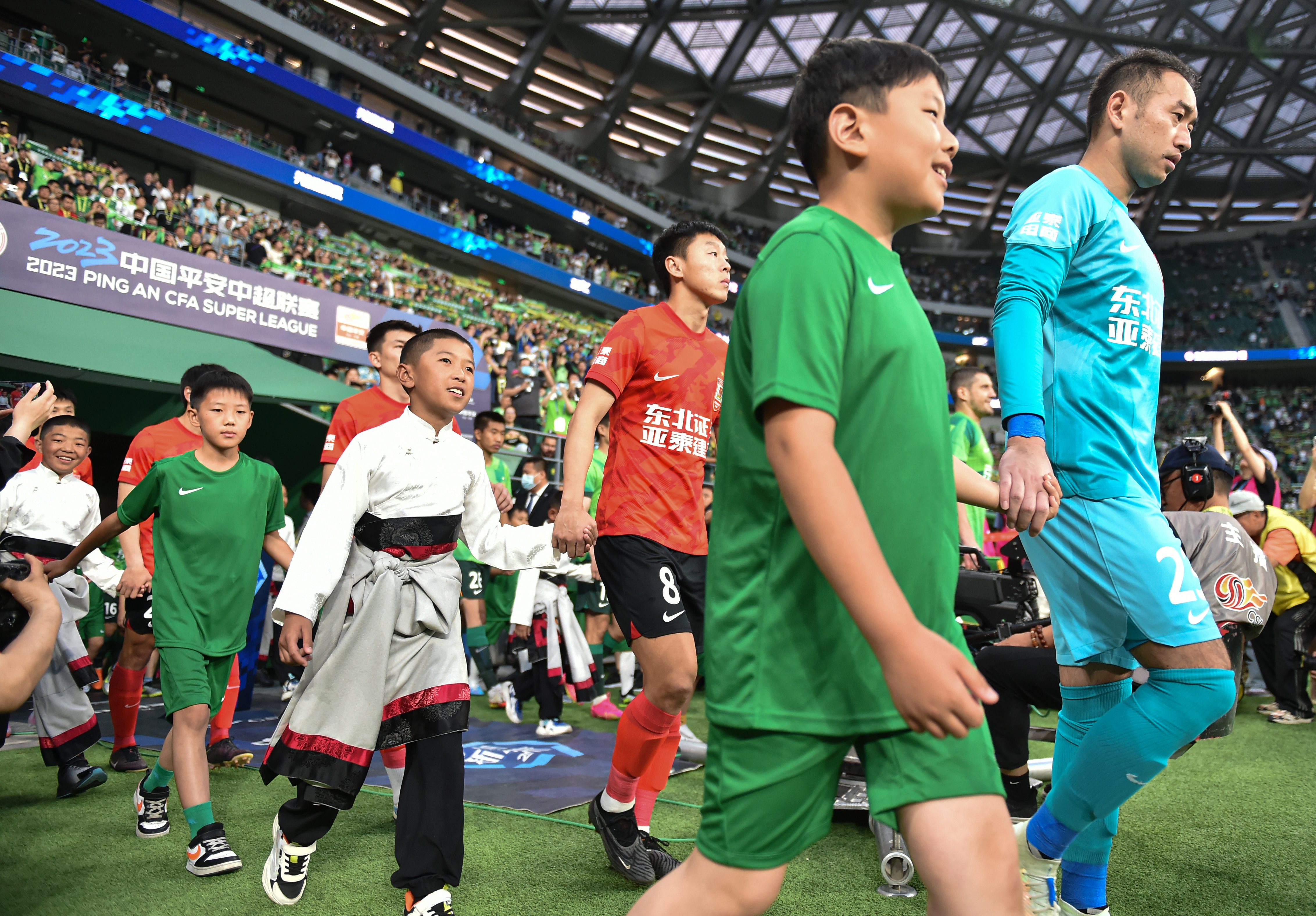 青海玉树足球少年,青海玉树高原足球小将逐梦绿茵场