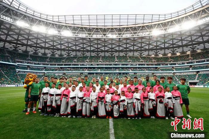 “新工体”首次！中超球员牵手藏族球童出场开赛