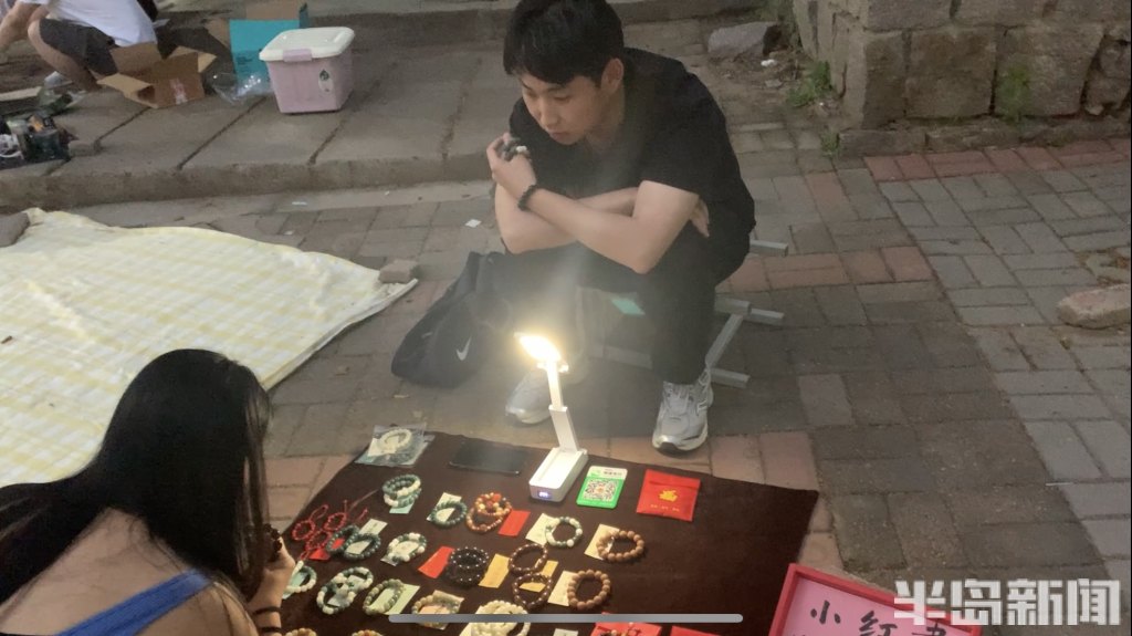 男生卖书和电子设备，女生卖日用品、化妆品……高校毕业“跳蚤市场”重启，把“带不走的青春”留给有缘人