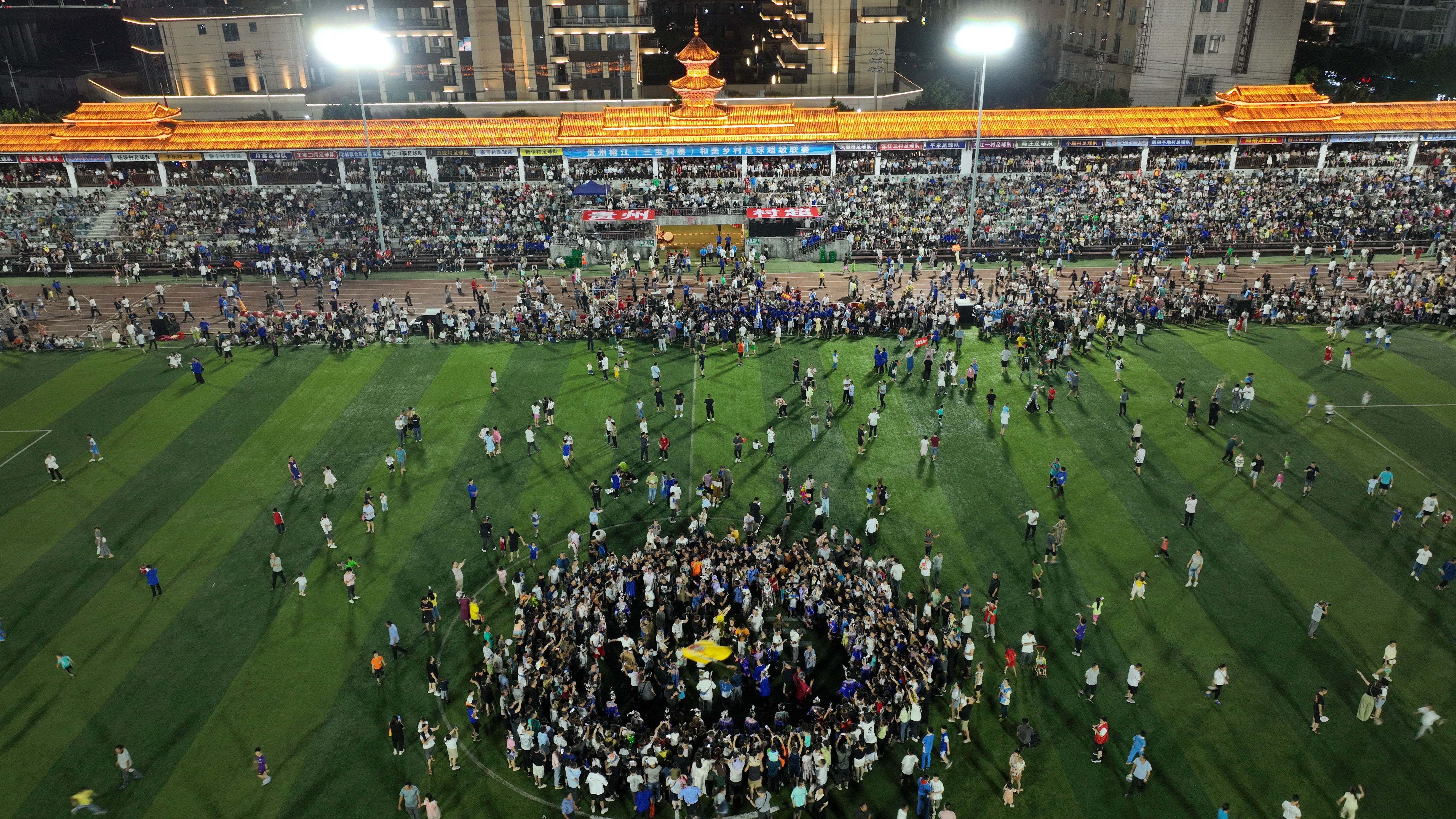 贵州村超足球夜现场直击,贵州村超点燃足球热情